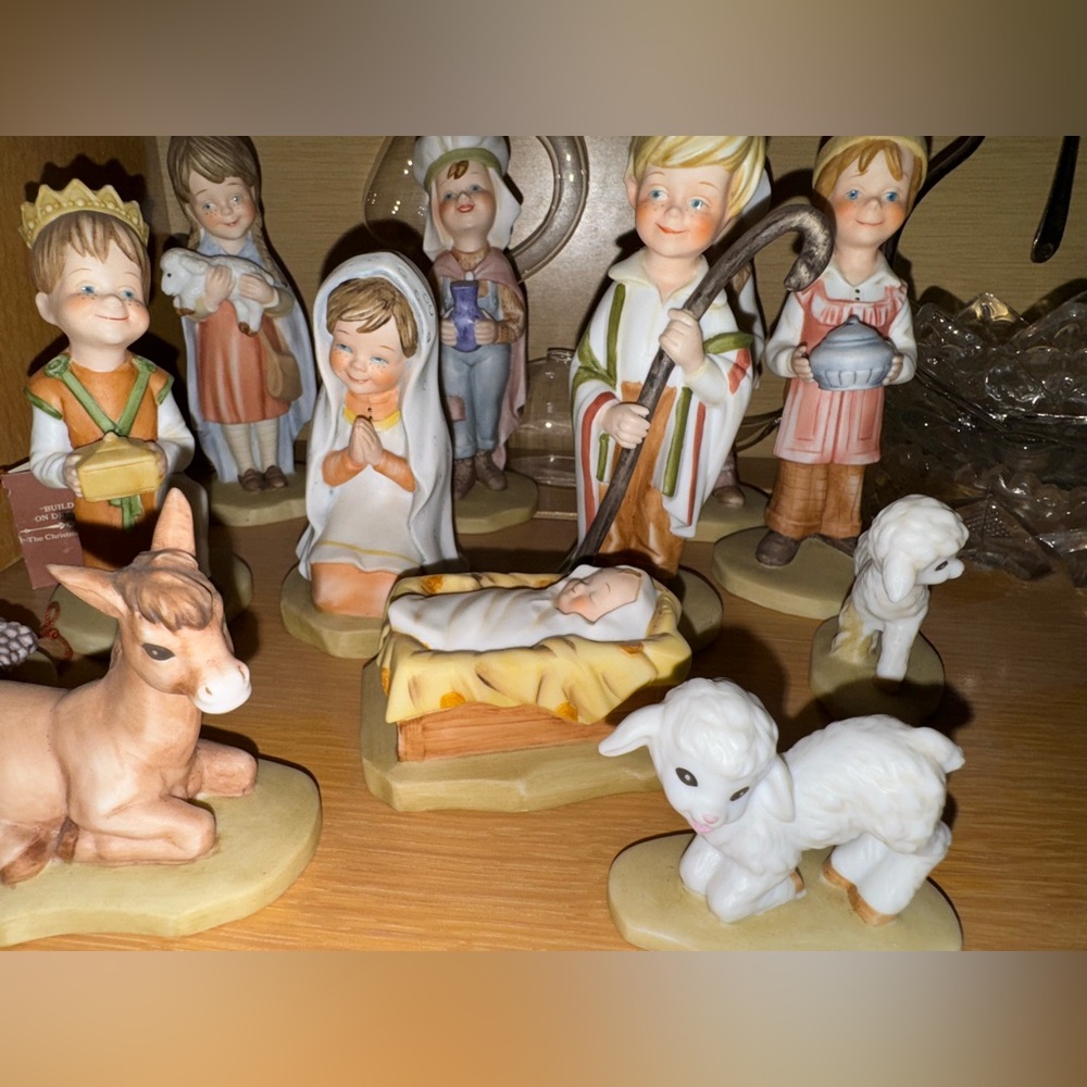 Vintage Hummel Nativity Scene Figurine Set- 12 piece